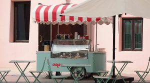 Noleggio gelateria ambulante: perché il gelato è un elemento chiave negli eventi all’aperto